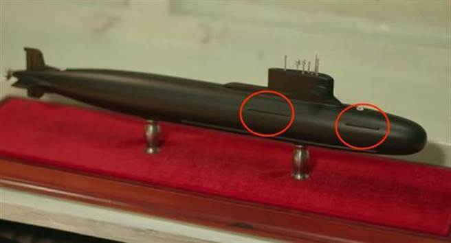 从093B核潜艇模型上，可以清楚地看到舷侧的多线阵声呐。（截图）