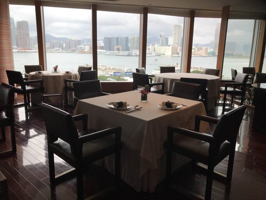 香港四季酒店龍景軒餐廳，為全球首家獲米其林三星中餐廳，迄今已十年，年年獲此殊榮。(圖/戴安瑋攝)