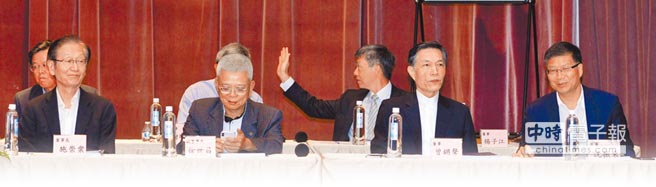 華碩股東會，施崇棠(左起)主持，副董事長徐世昌、集團總裁曾鏘聲、執行長沈振來出席。圖／王德為