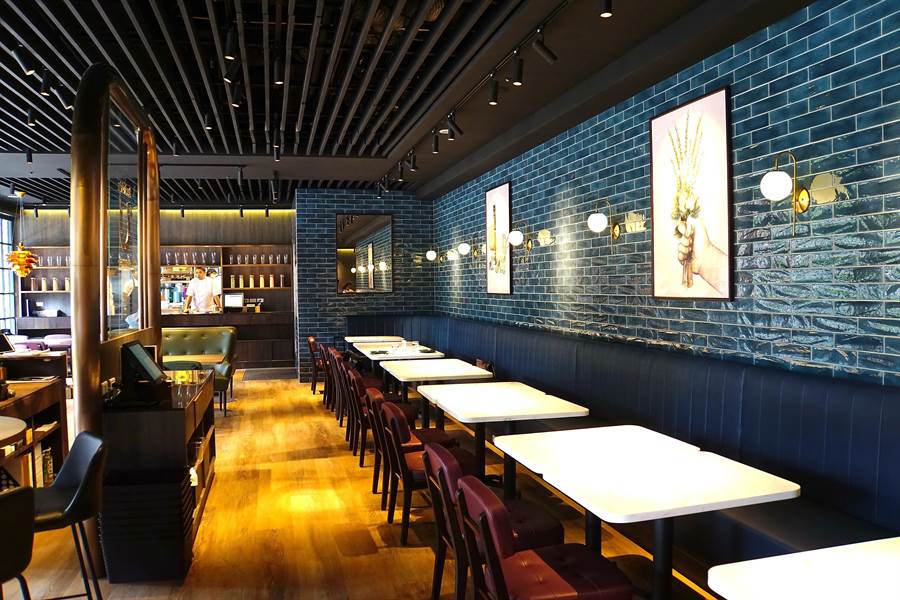  採歐風設計的〈BUCKSKIN BEERHOUSE 柏克金啤酒餐廳〉，以優雅藍色壁磚設計牆面，展現獨特品味。（攝影／姚舜）