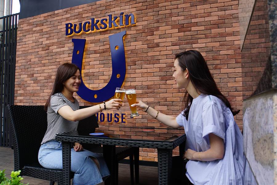 位在台北市信義區的金車〈BUCKSKIN BEERHOUSE 柏克金啤酒餐廳〉有室外用餐區，客人可在此喝啤酒用餐。（攝影／姚舜）