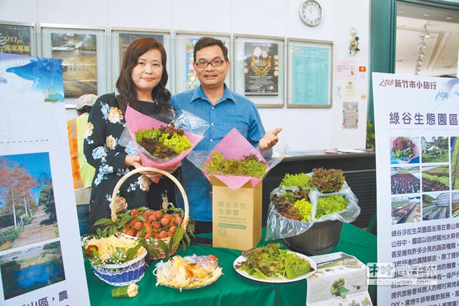 新竹市推出「新竹市小旅行」行程，副市長沈慧虹（左）宣傳竹市吃喝玩樂好去處。（徐養齡攝）