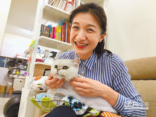 嘉義市議員戴寧寵愛貓「阿暴」如家人。（廖素慧攝）