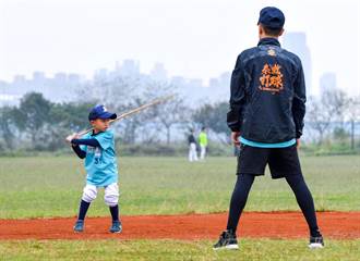 前新竹市長室祕書曾文濤轉戰議員 為棒球發聲
