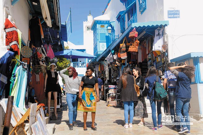 突尼西亞的「藍白小鎮」西迪布薩德，遊客在商鋪前駐足。（新華社資料照片）