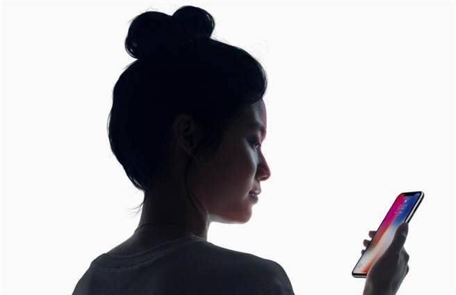 iPhone X的Face ID脸部辨识解锁功能，在iOS 12当中正式支援可输入两张人脸。(图／翻摄苹果官网)