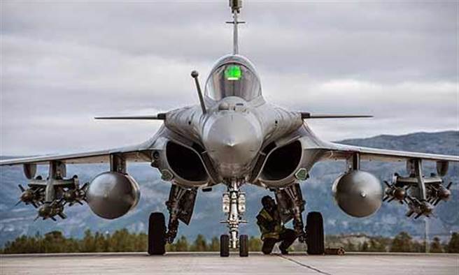 一架飆風戰機。(圖/推特)