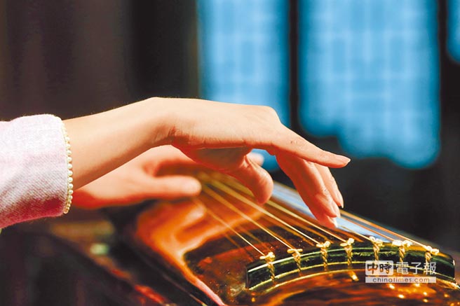古琴的樂譜和一般樂譜不同，無論是手勢或演奏動作，都被譨縮在一個拼貼的字當中，宛如密碼。（CFP）