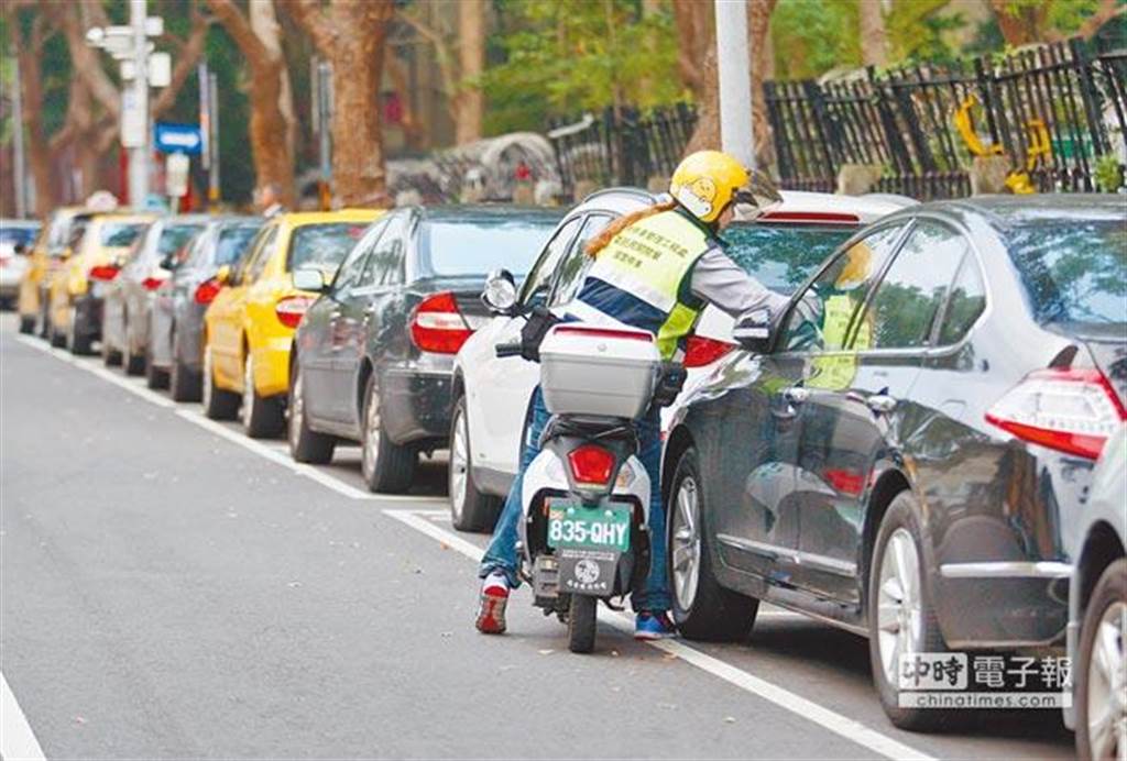 停車收費員拚了 10秒1張單月薪高到驚人 生活 中時新聞網