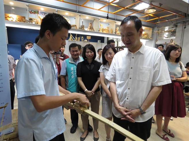 新北市長朱立倫今（21日）上午出席永和國中「Yonghe D.School」揭牌啟用典禮。（葉書宏攝）