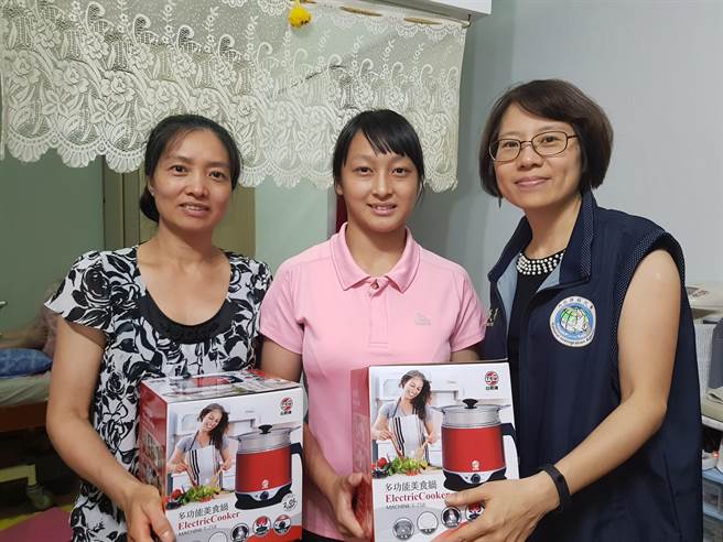 1.	移民署臺北市服務站主任黃齡玉(右)送上兩個多功能快煮鍋，希望張禹萱(中)赴日本念書、訓練之際，也要注意自己的飲食健康。左為張母阮氏燕。〔移民署提供〕