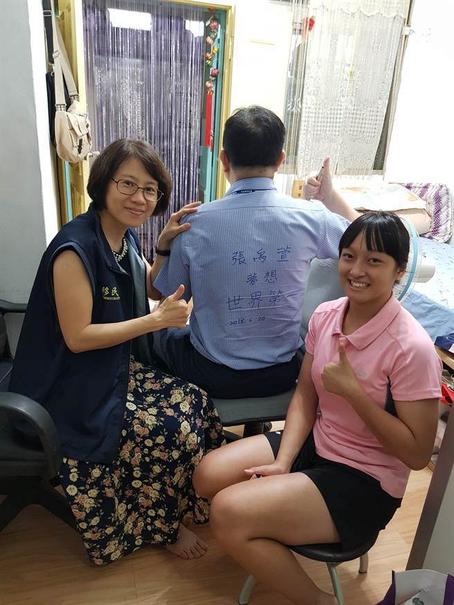 張禹萱(右)夢想是成為世界第一。左為移民署臺北市服務站主任黃齡玉。〔移民署提供〕