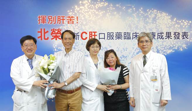 病友黃先生(左二) 簡女士(右二)感謝北榮醫療團隊的治療。（照片／北榮提供）