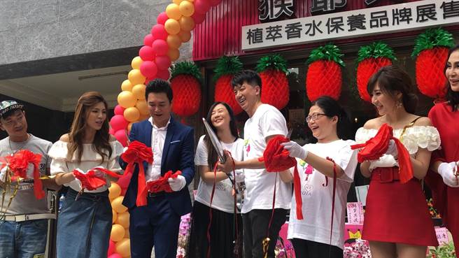 文汶跨足保養品事業，老公吳皓昇和演藝圈好友一起參與她的實體店面開幕。（民視）