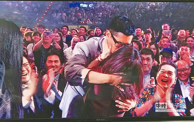 徐佳瑩昨獲最佳國語女歌手獎時，她和男友比爾賈深情擁吻。（翻攝自台視）