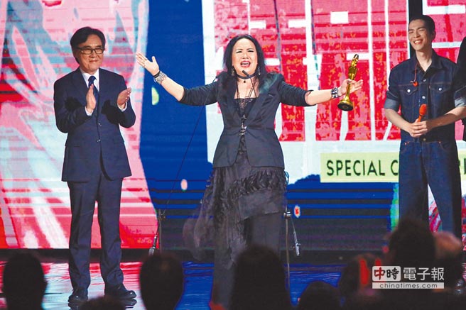 蘇芮昨獲金曲獎特別貢獻獎，她在台上感性發表得獎感言。