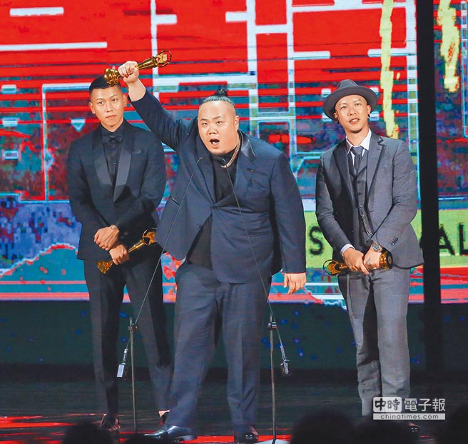 頑童MJ116獲得最佳演唱組合獎，3位團員在台上感性致詞。