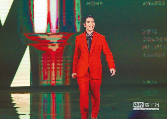 蕭敬騰昨在典禮上，展現手影及繪畫才藝，相當別出心裁。