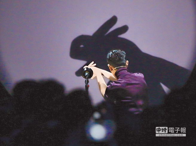 蕭敬騰昨在金曲舞台上表演手影橋段，徒手比出兔子等動物。