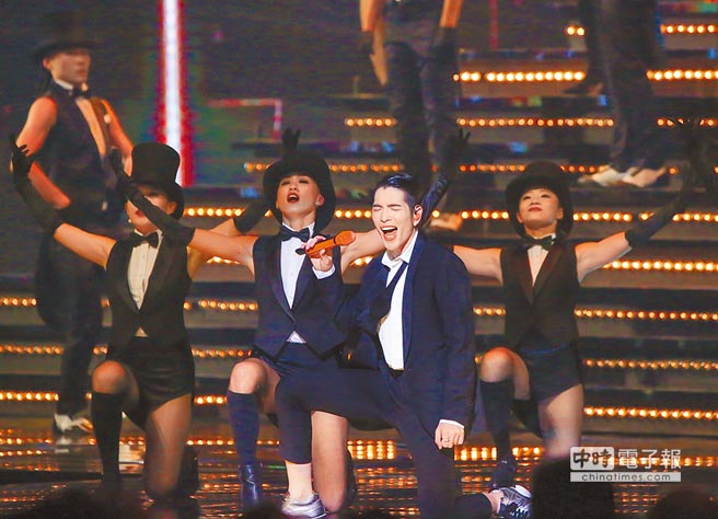 蕭敬騰昨熱唱開場，展現實力唱功。