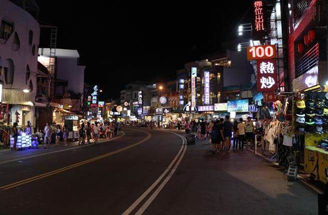 年改即將上路心理衝擊，南部暑期訂房慘，墾丁旅遊住宿人潮不如以往。(圖/本報資料照)