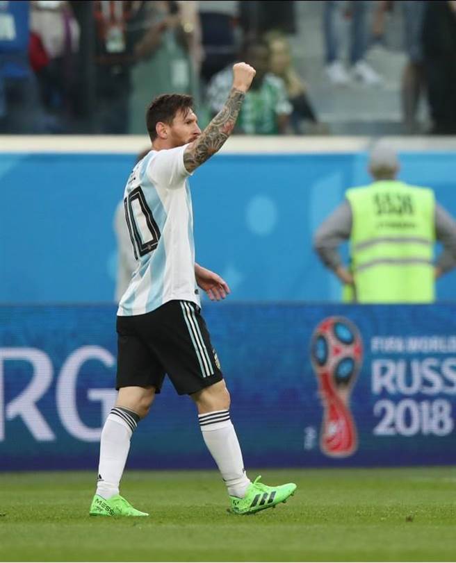 阿根廷球星梅西結束世界盃跨屆662分鐘進球荒，開心握拳慶祝。(新華社)