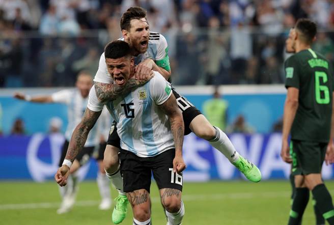 阿根廷羅霍踢進超前比數的一球，梅西開心跳上他的背慶祝。(路透)