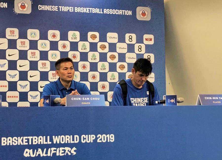 中華隊總教練周俊三在賽後記者會表情鐵青。(黃及人攝)