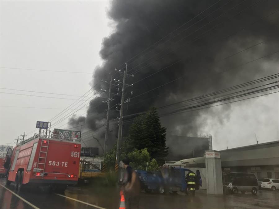 彰化大村中古車行火警消防隊 冒雨 搶救 社會 中時