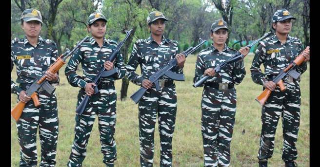 印度中央後備警察部隊部署了500多名女性突擊隊員。(圖/推特)