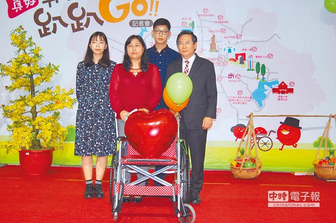 林南輝妻子吳雅鈴（左二）及兒女捐贈輪椅，嘉義市長涂醒哲（右一）代表受贈。（廖素慧攝）