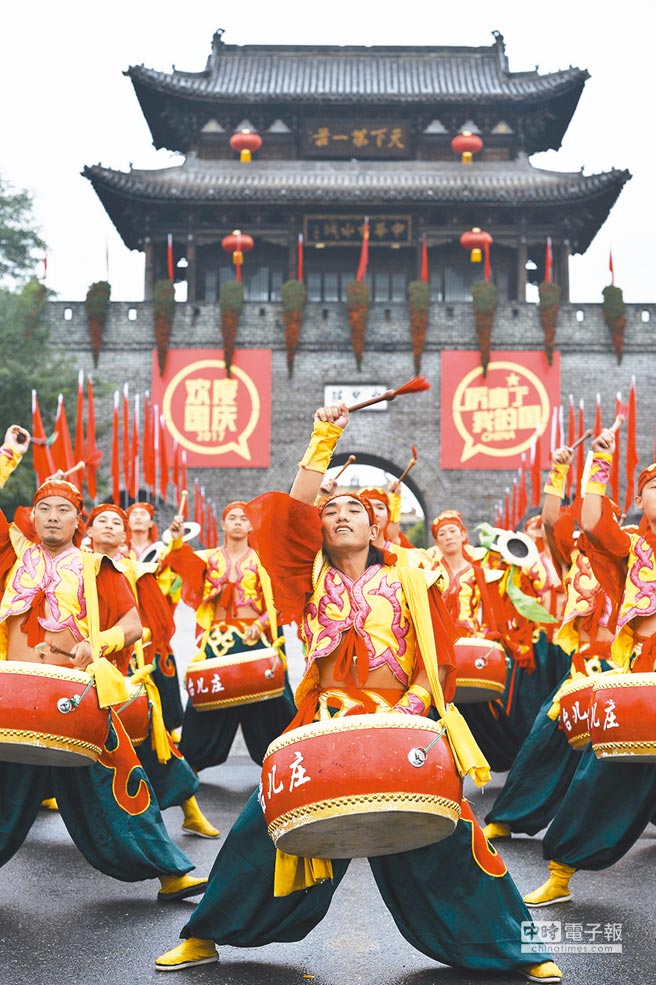 2017年10月1日，山東台兒莊舉行「輝煌中國．厲害了我的國」主題活動，演員奏響鼓樂並歡慶國慶。（新華社）