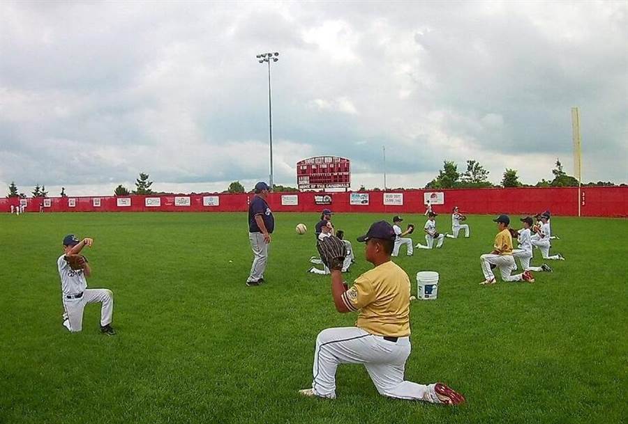 ▲台灣布農棒球小將法治國小林至宏（右前）在美國釀酒人隊棒球營接受訓練情形。（法治國小提供）