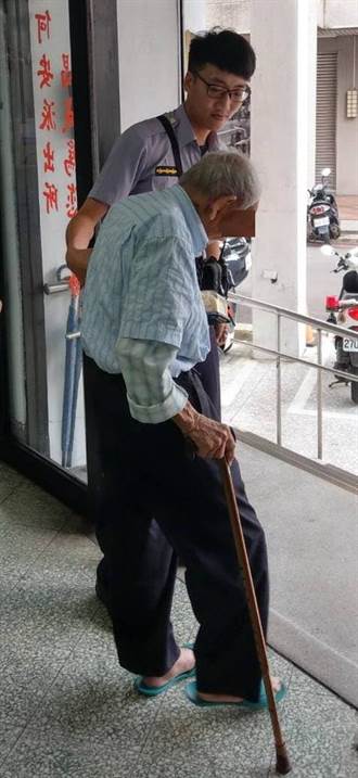 95歲阿伯買午餐忘記回家路 暖警安全送返家