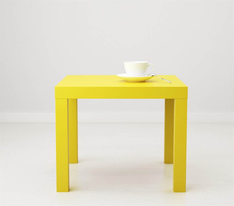 IKEA應景瑞典國旗色彩，推出精選黃與藍商品限時八折優惠，含黃色LACK經典邊桌。（IKEA提供）
