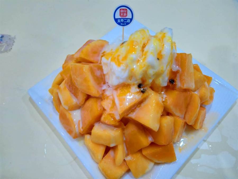 芒果雪花冰，每碗芒果肉的使用量約達500公克、滿滿一大盤。。（圖／曾麗芳）