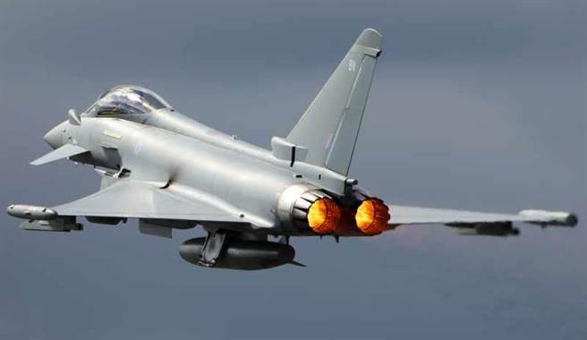 一架英國皇家空軍現役的颱風戰機。(圖/Shutterstock)
