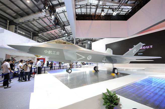 鶻鷹戰機或稱殲-31，是中國航空工業集團公司瀋陽飛機公司所研製的第四代雙發中型隱形戰鬥機，圖為2014年首度在第十屆中國航展首度亮相的戰機模型。（圖／新華社）