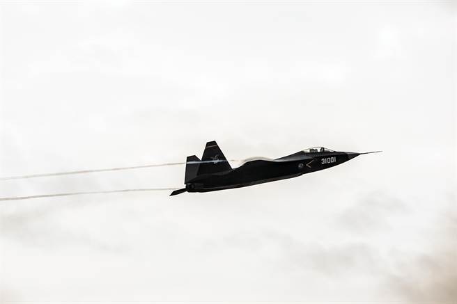 鶻鷹FC-31第四代雙發中型隱形戰鬥機在第十屆中國航展首次展示飛行，此型戰機傳出可能取代現有的殲-15成為中國艦載機主力。（圖／新華社）