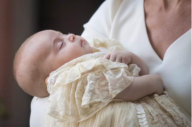 英國王室新成員路易小王子再度公開亮相，睡著的模樣相當討喜、可愛。(圖/美聯社)
