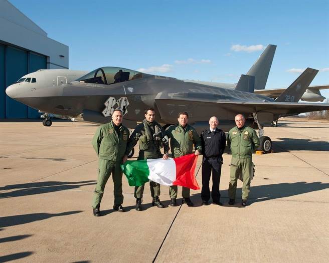 2015年义大利接收了第1架F-35，如今新政府打算抽单。(图/洛马公司)