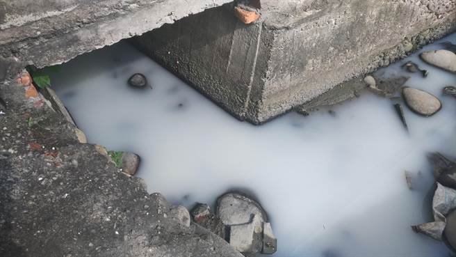 工廠附近的灌溉溝渠全被廢水染成乳白色。（王文吉翻攝）