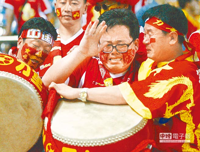 大陆疯世界杯，球迷观战情绪激动。图为2002年日韩世界杯，中国队以0比4败于巴西队，大陆球迷在看台痛哭流涕。（新华社资料照片）