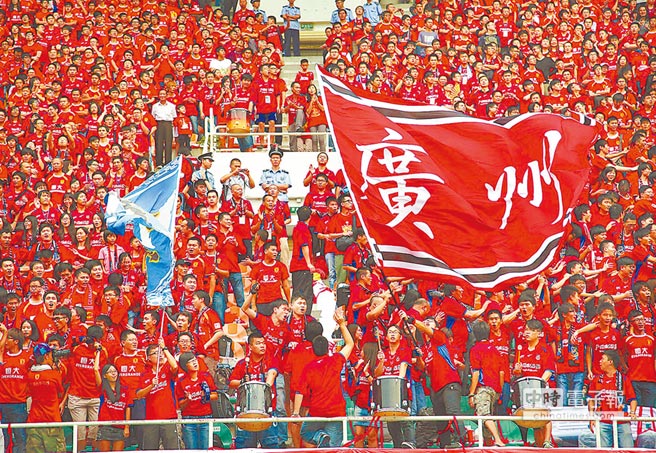 大陆拥有广大足球迷。图为广州恒大队球迷在2011赛季中国足球超级联赛第29轮为球队加油。（新华社资料照片）
