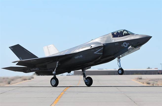 具备短场起降功能的美军第5代隐形战机F-35B，将加快实战部署，逐步替换两栖攻击舰上的AV-8B。（图／美联社）