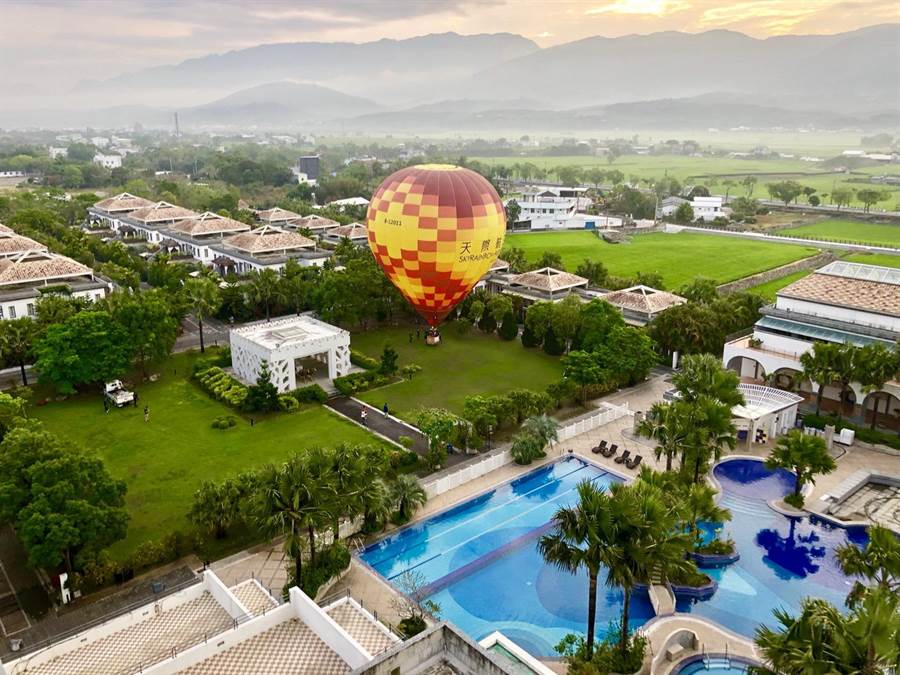 日暉與天際航空合作，推出全台獨家的加購搭乘熱氣球活動。（日暉國際渡假村提供）