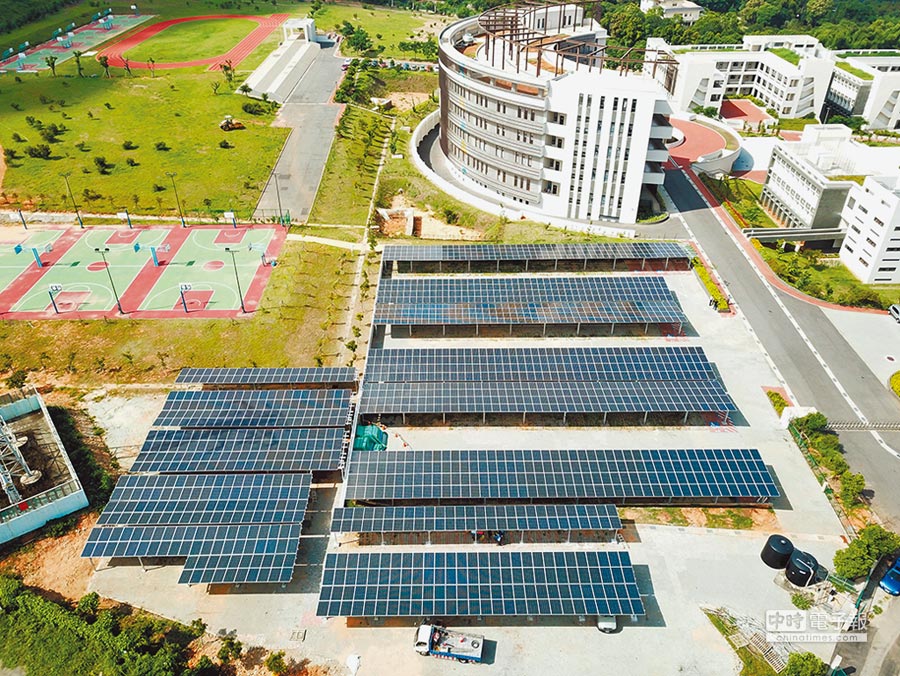 由鑫盈能源所建置，宜寧中學停車場地面型太陽能系統為都市計畫區中智慧綠能之最佳典範。圖／業者提供