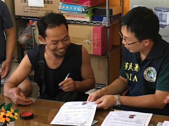移民署台南市第一服务站关怀并协助大火脱困的印尼移工。（移民署台南第一服务站提供）