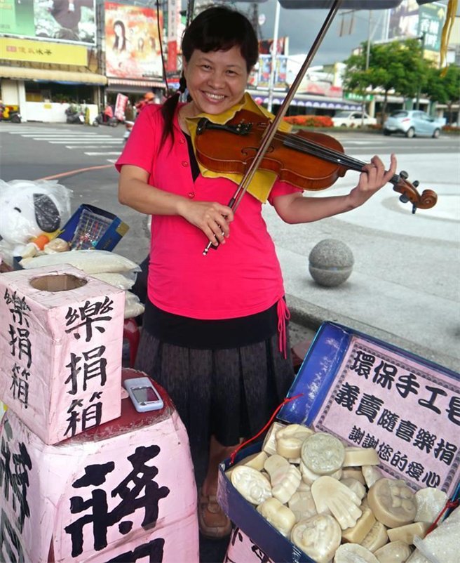 蔣月惠當選議員後仍常在街頭拉小提琴、義賣商品募款。(圖/翻攝自蔣月惠臉書)