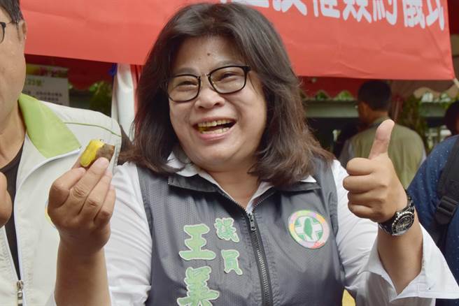 嘉義市議員王美惠試吃台農74號「金香甘藷」，比讚說好吃。（呂妍庭攝）